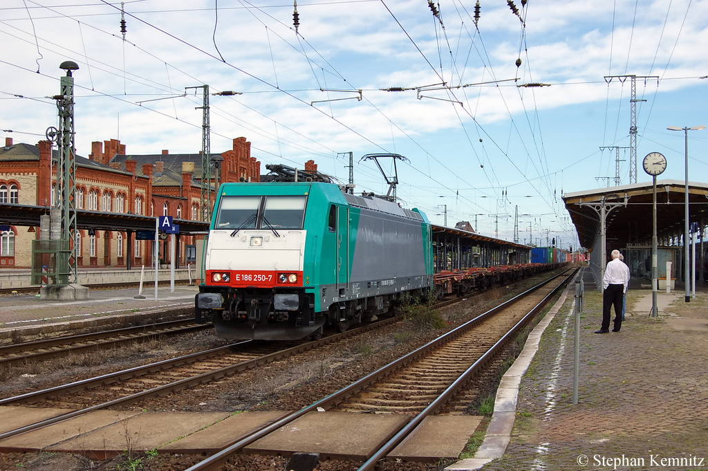186 250-7 f�r ITL Eisenbahn GmbH mit einem Containerzug in Stendal. 09.10.2011