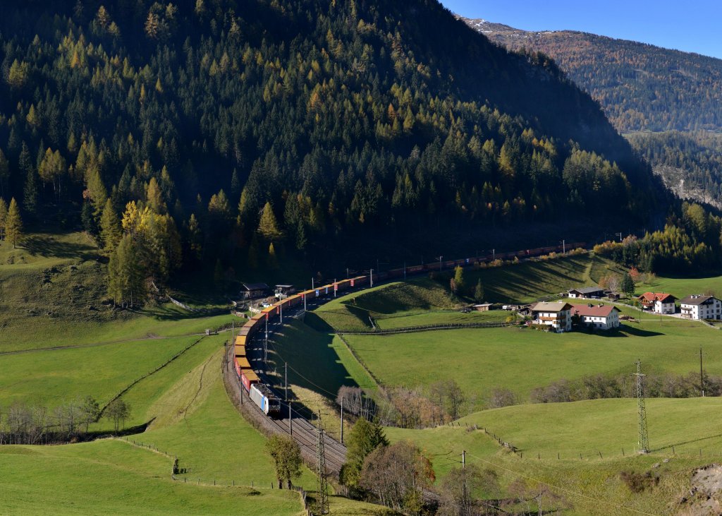 186 251 mit dem Winner-KLV am 23.10.2012 unterwegs bei St. Jodok am Brenner.