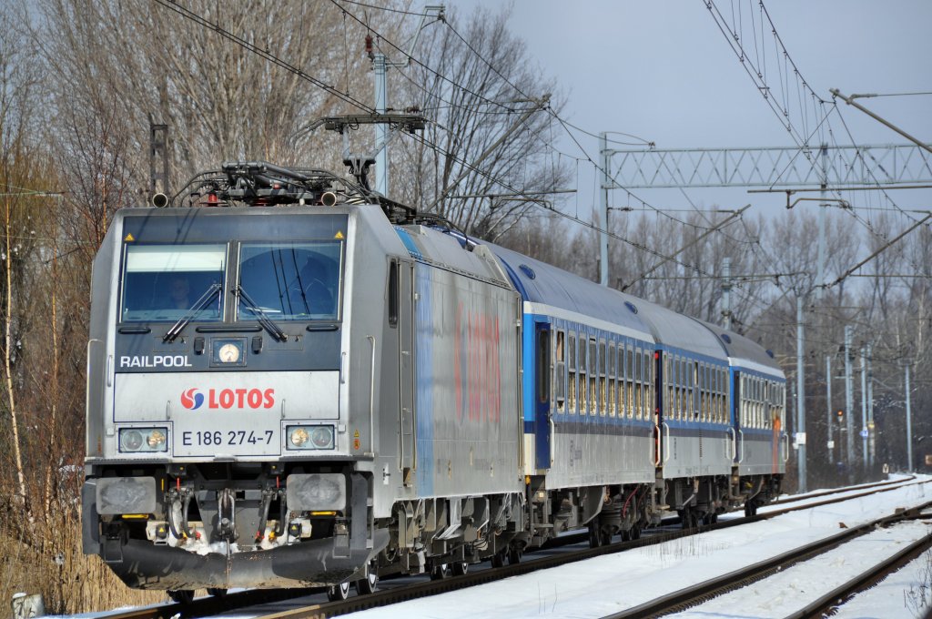 186 274-7 mit einer RB aus Katowice nach Zwardoń. In Katowice Piotrowice (02.04.2013).
