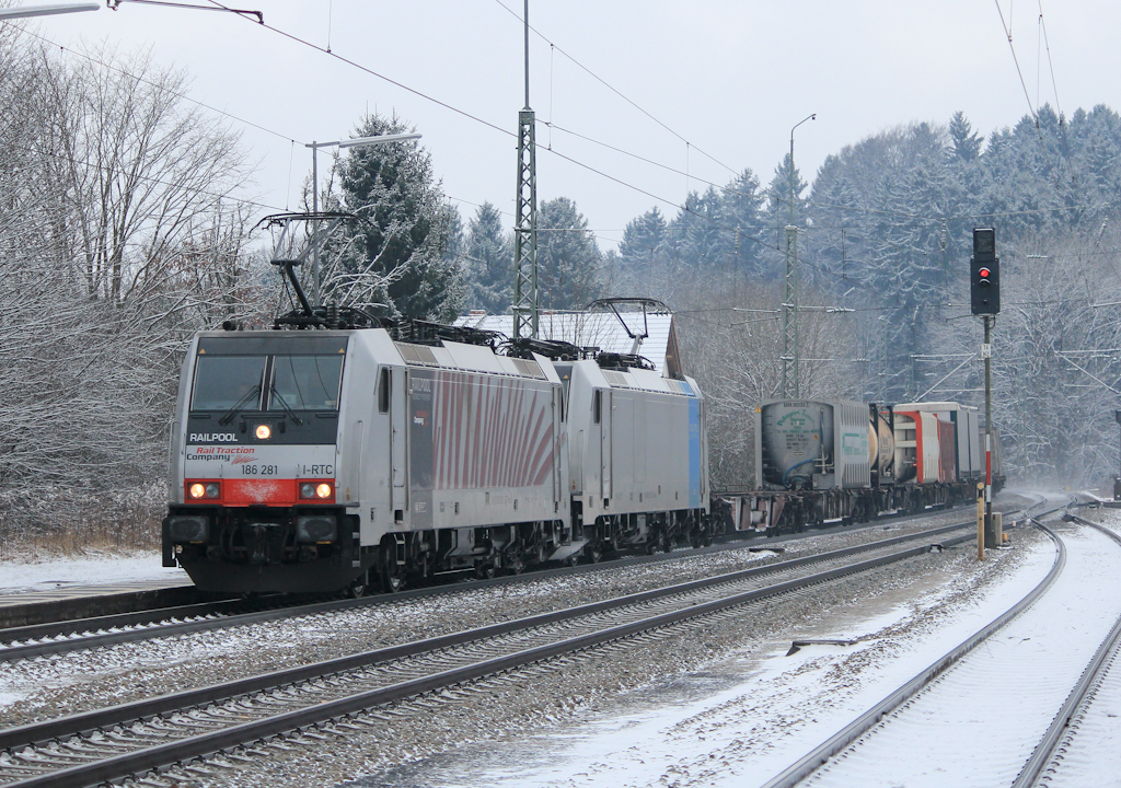 186 281 und eine Schwesterlok befrdern einen Gterzug nach Mnchen. Aufgenommen am 12. Januar 2012 in Aling.