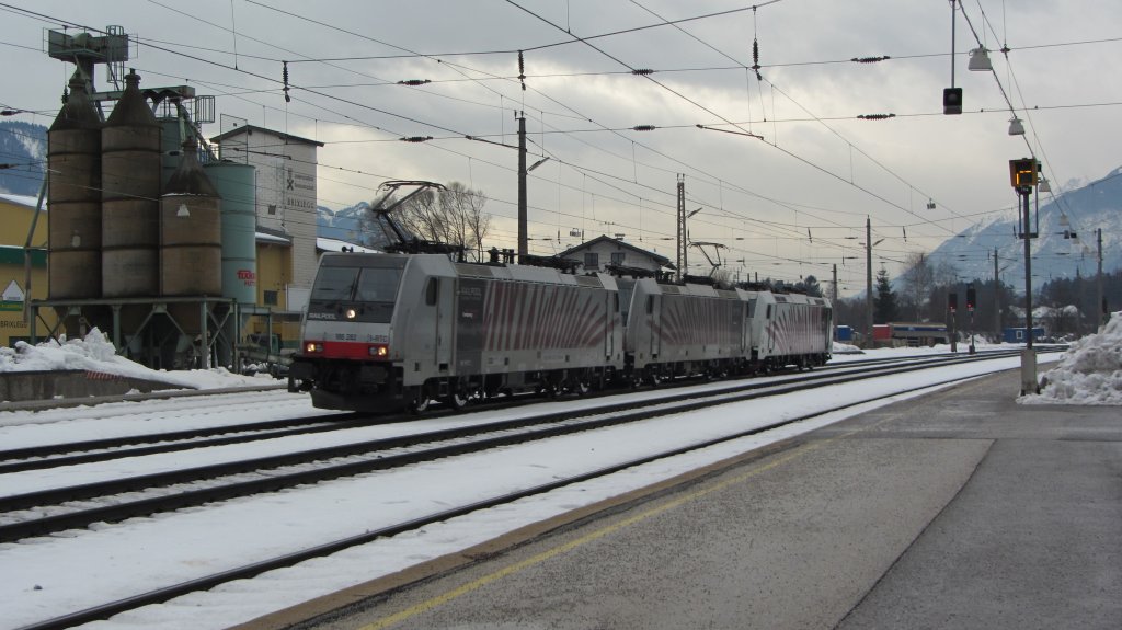 186 282 durchfhrt am 19.1.2012 mit 2 weiteren  roten Railpool-Zebras  den Bahnhof Brixlegg in Richtung Wrgl.