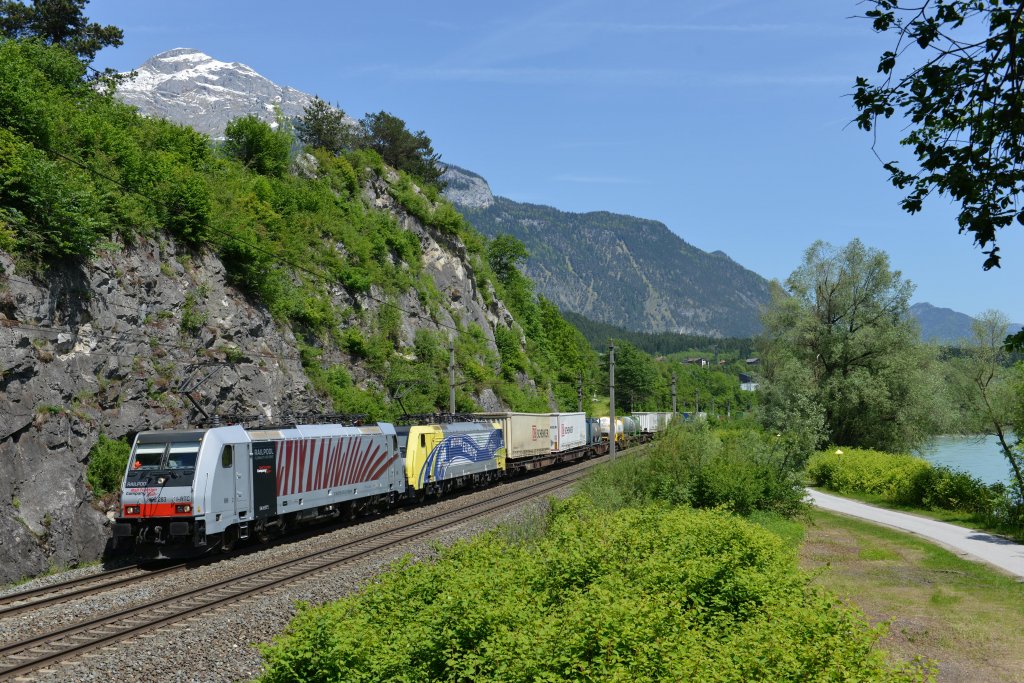 186 283 + 189 912 mit dem Ostrava-KLV am 19.05.2012 kurz vor Jenbach.