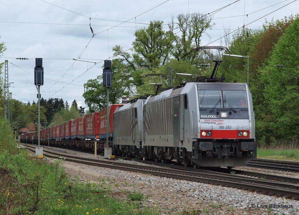 186 283 und 186 281 Lokomotion passieren am 04.05.13 Aling mit dem Winner Richtung Kufstein.