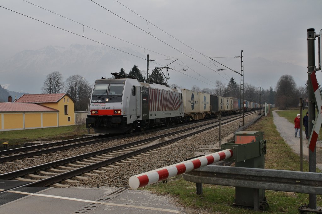 186 283-8 von Lokomotion kommt am 23.3.2013 mit einem Kombiverkehr von Italien nach Mnchen. Hier bei strmischen Fnwind in Niederaudorf.