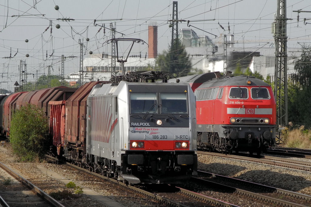 186 283 mit dem Stahlzug nach Rovato & 218 400 mit der RB nach Mhldorf am 25.09.11 am Heimeranplatz zu Mnchen