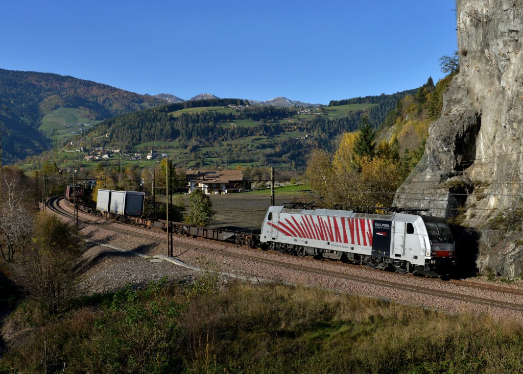 186 283 mit einem KLV am 23.10.2012 unterwegs bei Sterzing.