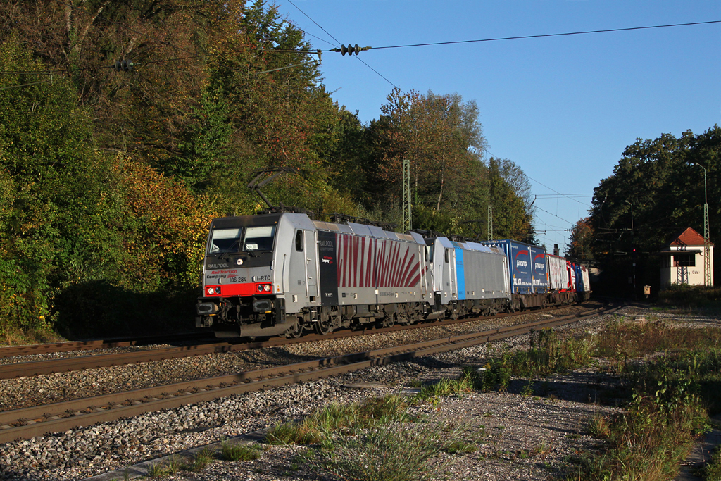 186 284 + 186 109 mit einem KLV Zug am 06.10.2012 in A�ling.
