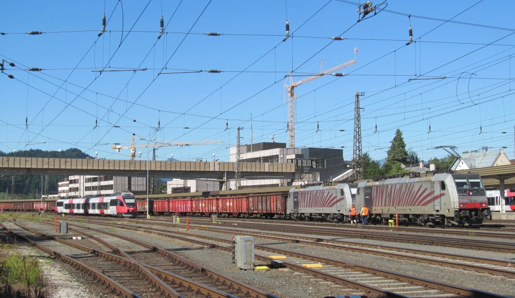 186 284 und 186 285 von RTC stehen am 02. August 2013 mit einem Schrottzug in Kufstein.