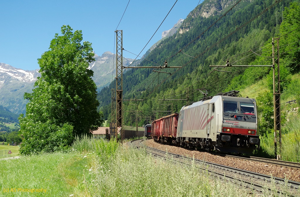 186 284 Lokomotion / RTC mit einem Schrottzug am 01.08.2013 in Colle Isarco gen Bolzano. 