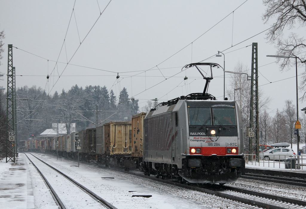186 284 mit einem KLV auf dem Weg nach Kufstein. Aufgenommen am 12.Januar in Aling.