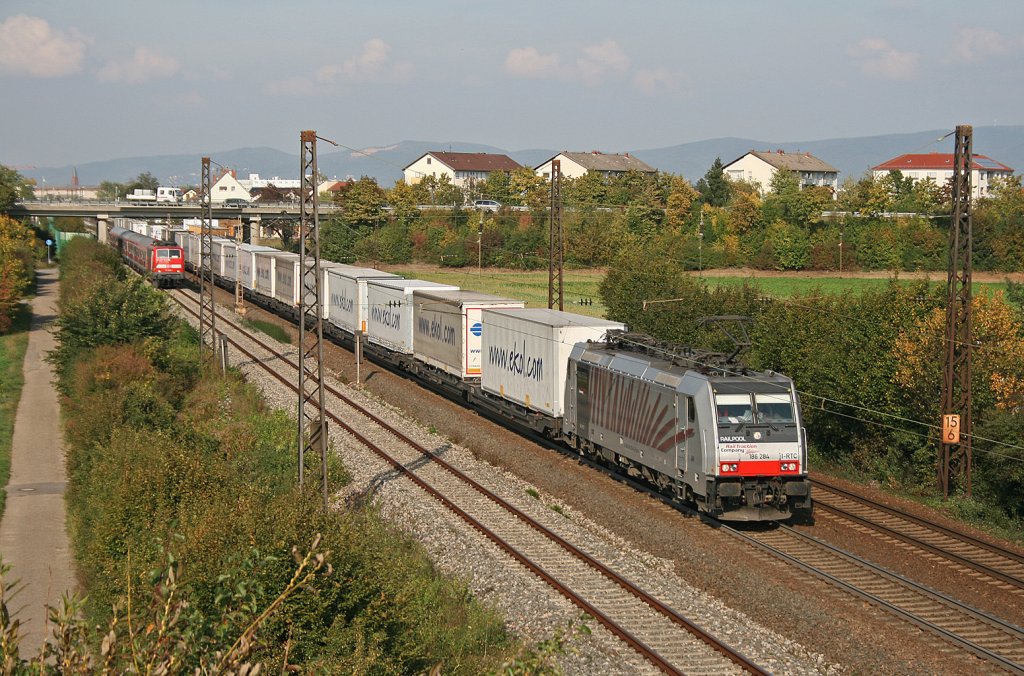 186 284 (Railpool/Lokomotion) mit EKOL Ganzzug aus Worms Gbf nach Triest-Campo Marzio bei Oftersheim. 27.09.11