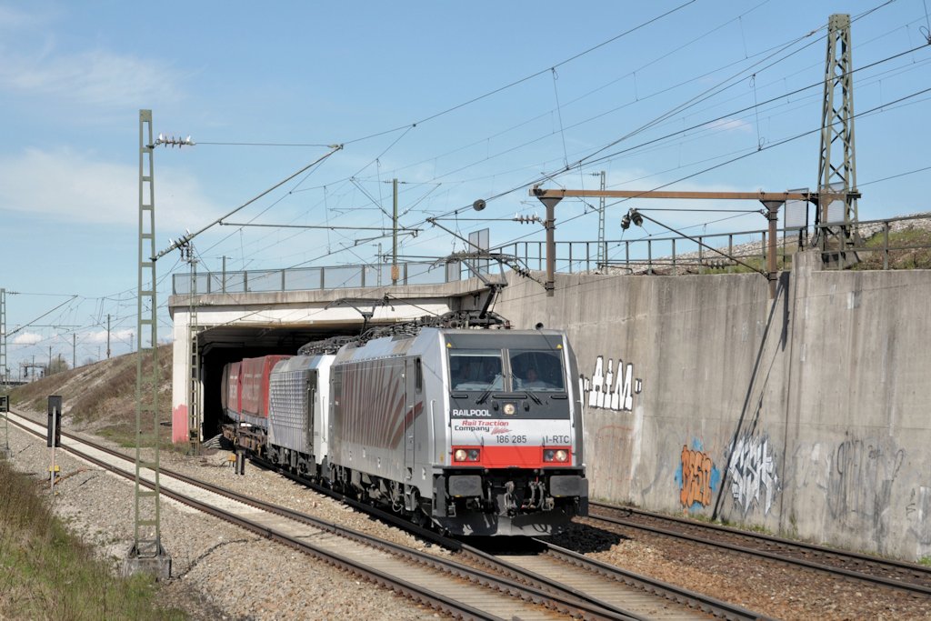 186 285 & 189 914 am 19.04.12 bei M�nchen-Trudering