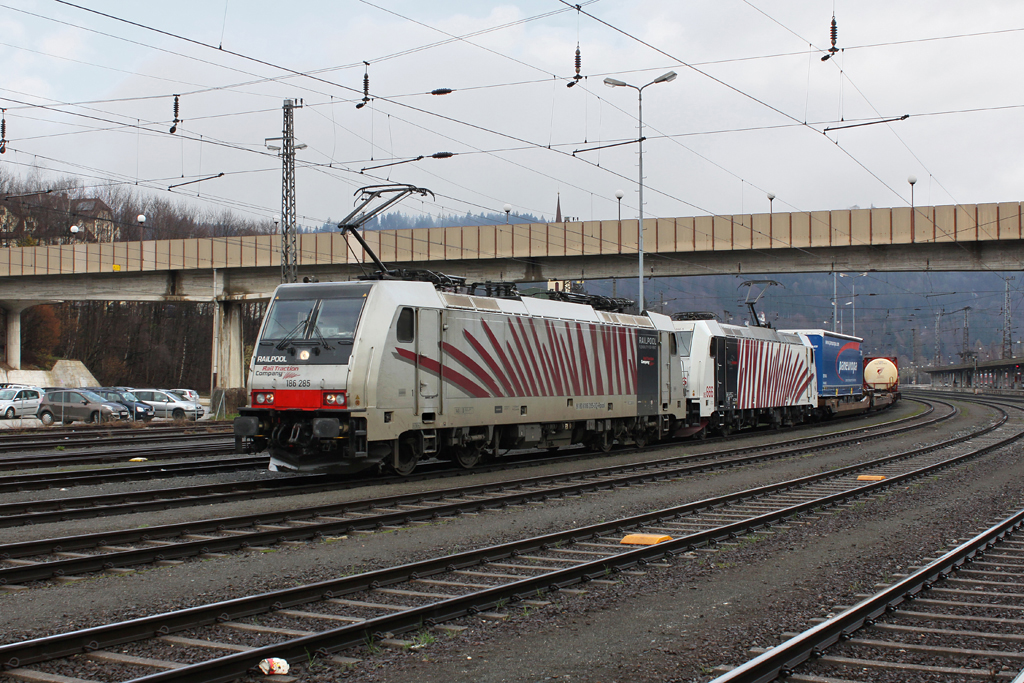 186 285 und 185 666 warten mit dem 43125 am 13.04.2013 in Kufstein auf die Ausfahrt Richtung Brenner.