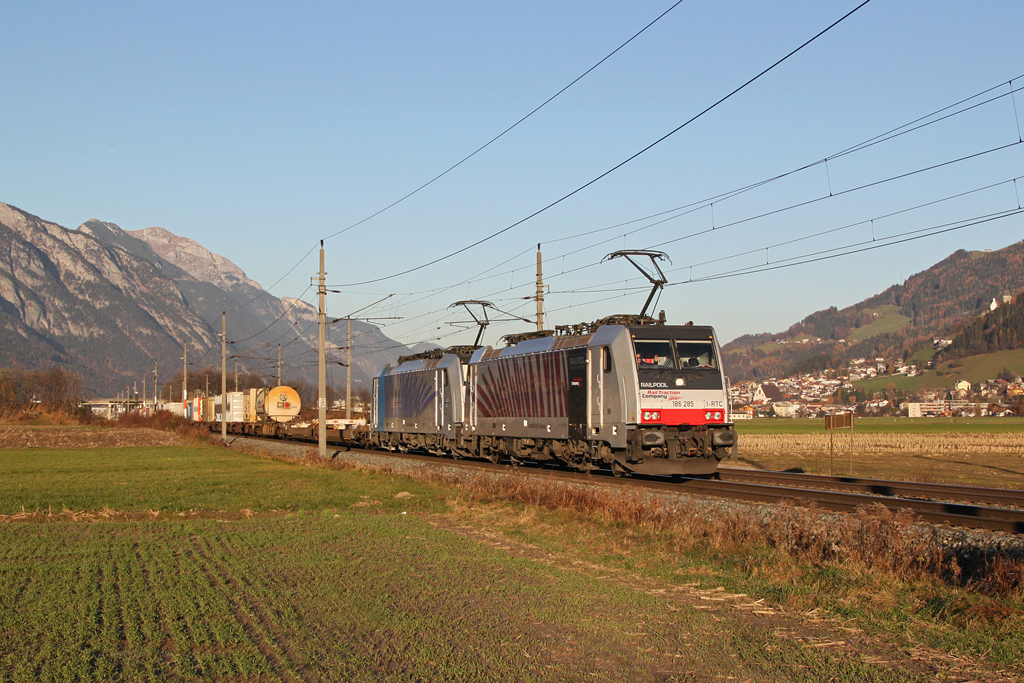 186 285 und 186 xxx mit einem KLV Zug am 17.11.2012 bei Schwaz.