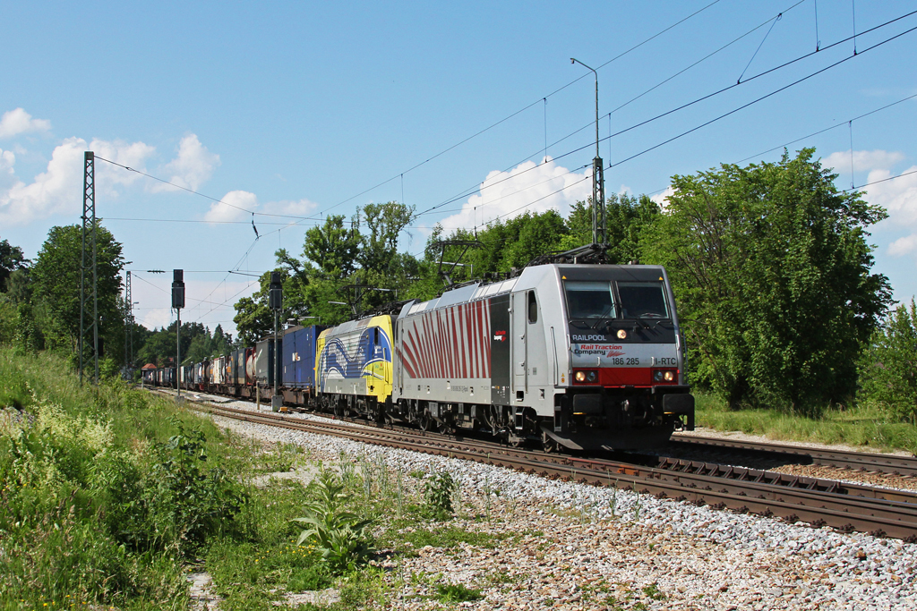186 285 und 189 912 mit KLV Zug am 05.06.2011 in Aling.