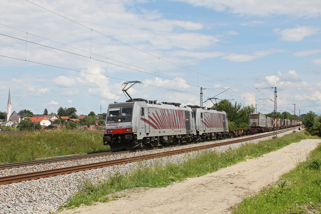 186 285 und 284 mit einem KLV Zug am 15.06.2011 bei Ostermnchen.