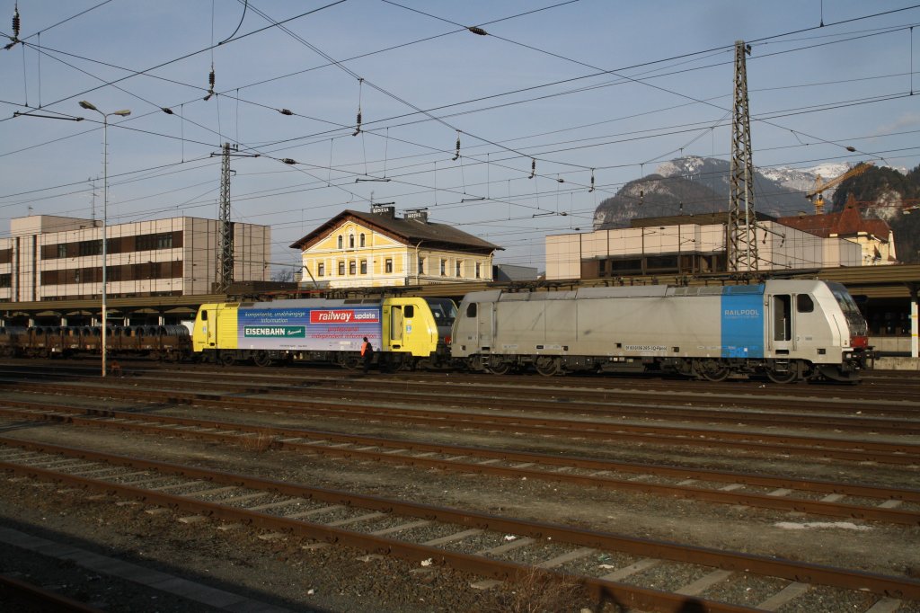 186 285-3 und 189 907-9 ``Eisenbahnrevue`` warten am 10.3.2011 in Kufstein auf die Ausfahrt nach Italien. 