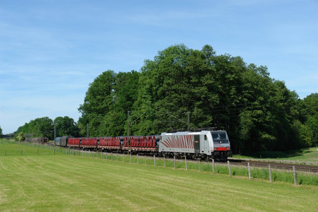186 285 mit dem sonntglichen Lomo-Stahlzug am 29.05.2011 unterwegs am B Vogl.