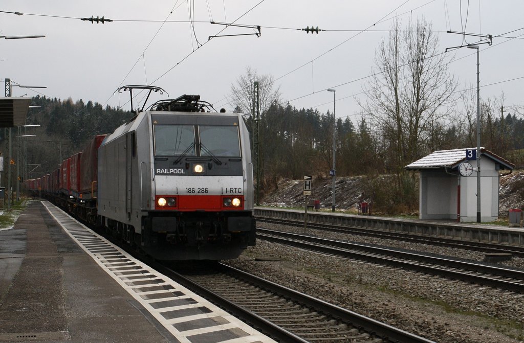 186 286-1 von Railpool durchfhrt am 2.12.2012 mit einem Winner-Zug den Bahnhof Aling Richtung Mnchen.