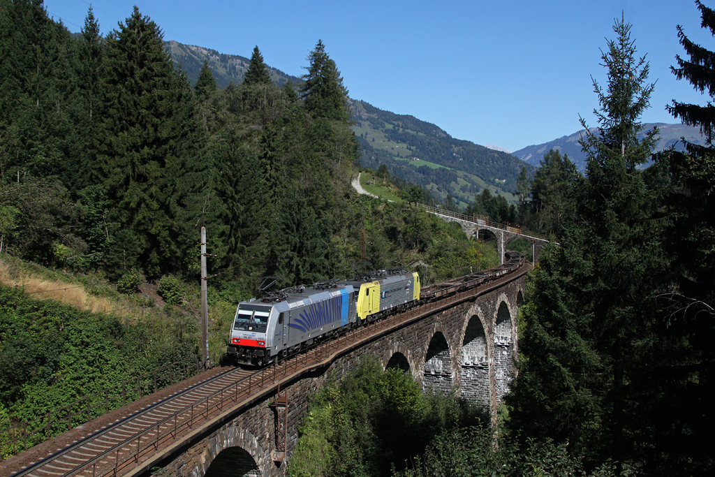 186 287 + 189 905 mit einem fast komplett leeren KLV Zug am 08.09.2012 bei Bad Hofgastein.