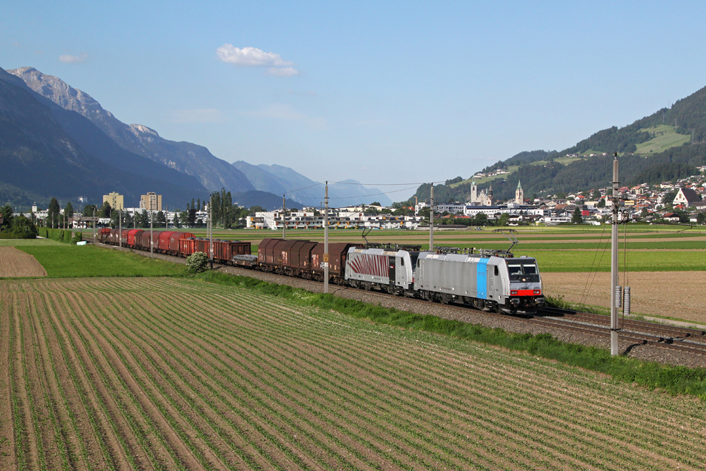 186 287 und 283 mit einem Stahlzug am 25.05.2012 bei Schwaz.