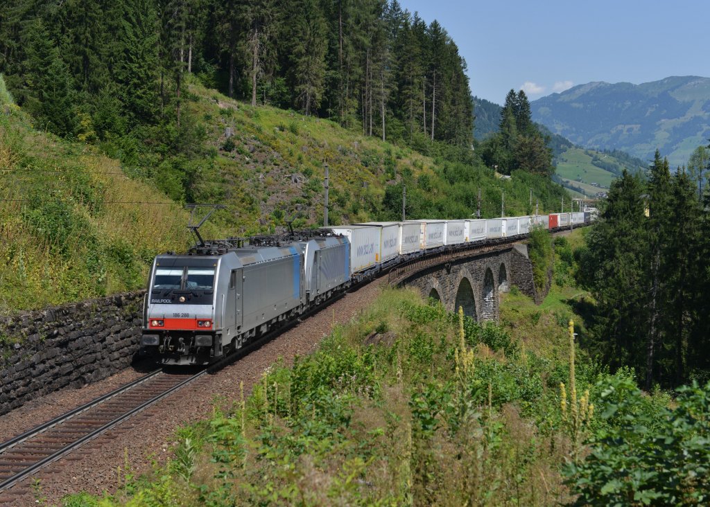186 288 + 186 106 mit einem Ekol-KLV am 03.08.2013 am Steinbacher-Viadukt bei Bad Hofgastein.