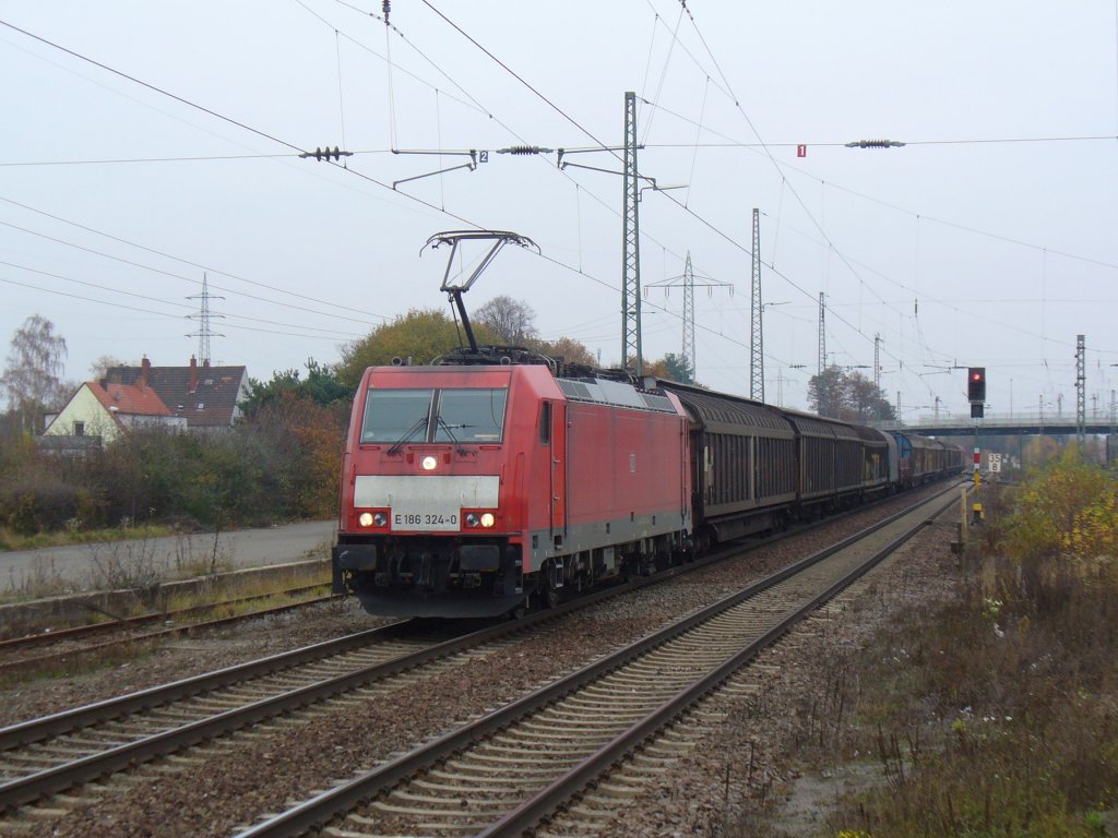 186 324-0 zieht einen gemischten G�terzug am 12.11.2011 durch Einsiedlerhof