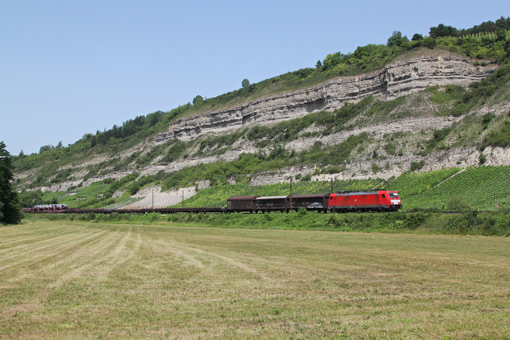 186 324 mit einem Gterzug am 30.06.2012 bei Thngersheim.