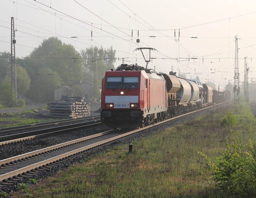 186 325-7 im Frh-Dunst des 08.05.2013 mit Licht-Gru und gemischtem GZ in Fahrtrichtung Sden. Aufgenommen in Eichenberg.