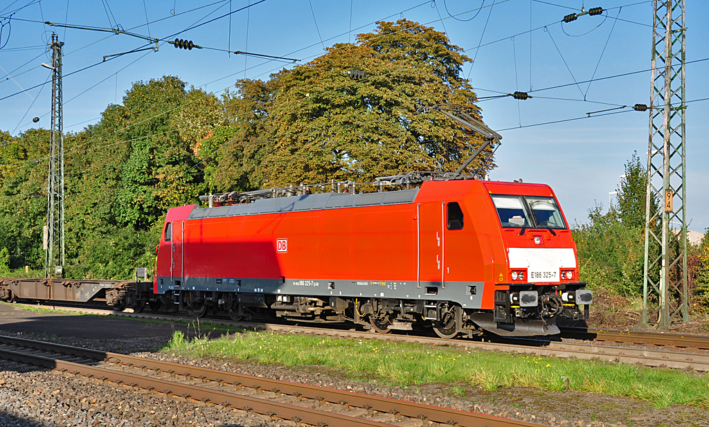 186 325-7 mit Flachwagen bei der Ausfahrt vom Bf Hrth-Kallscheuren - 04.10.2010