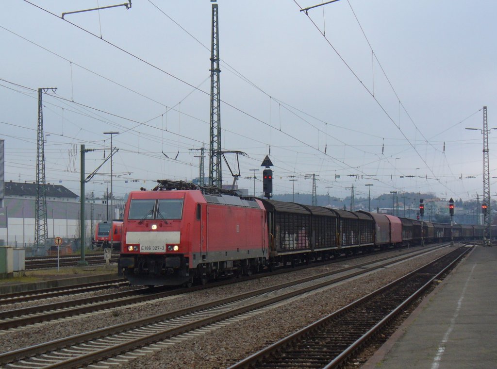 186 327-3 zieht einen Schiebewandwagenzug am 25.11.2011 durch Kaiserslautern