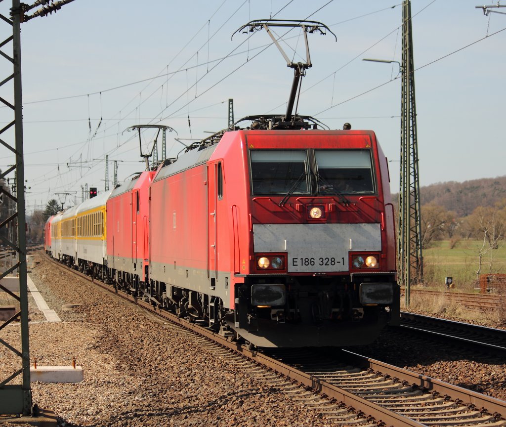 186 328-1 DB und 186 335-6 ziehen einen Messzug durch den Bahnhof Hochstadt Marktzeuln am 26.03.2012. Am Ende ist 145 080-8 DB als Bremslok im Einsatz.