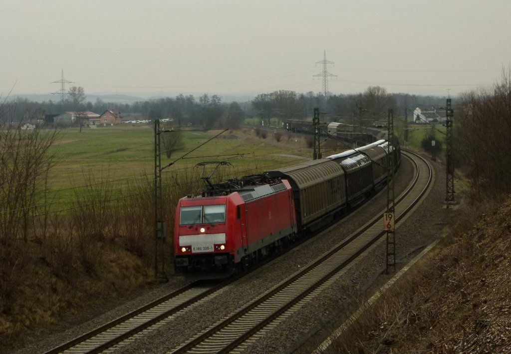 186 328-1 ist mit einem Schiebewandwagenzug am 26.01.2012 in Bruchmhlbach-Miesau