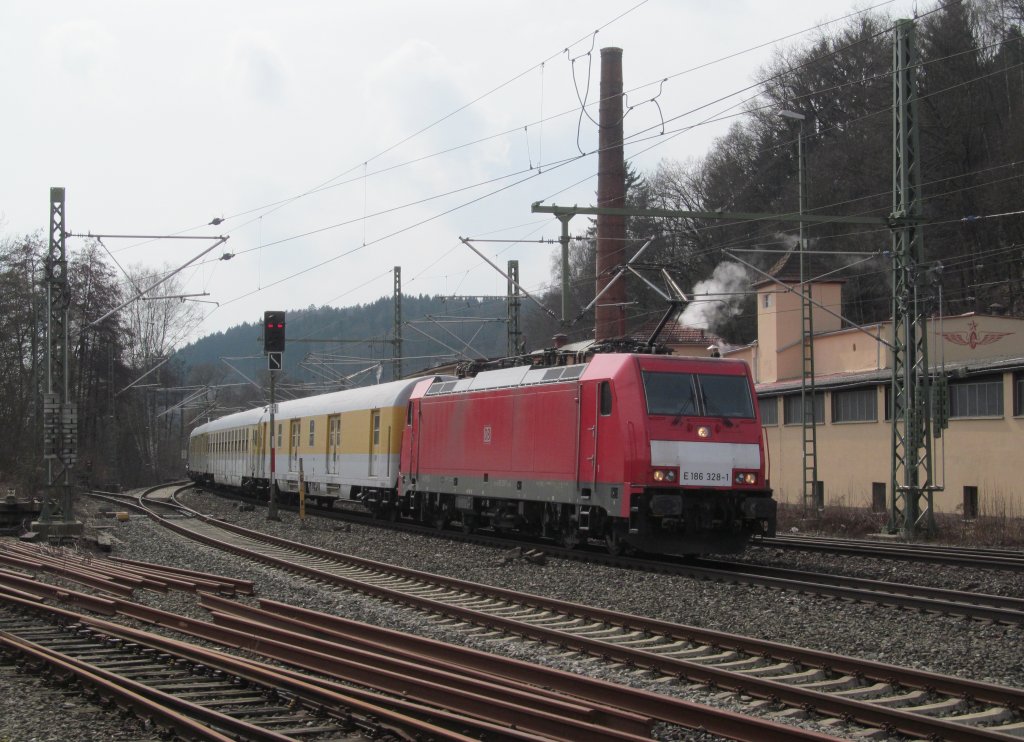 186 328-1 zieht am 20. Mrz 2013 einen Messzug bestehend aus drei Messwagen und einer Prima 2 durch Kronach.