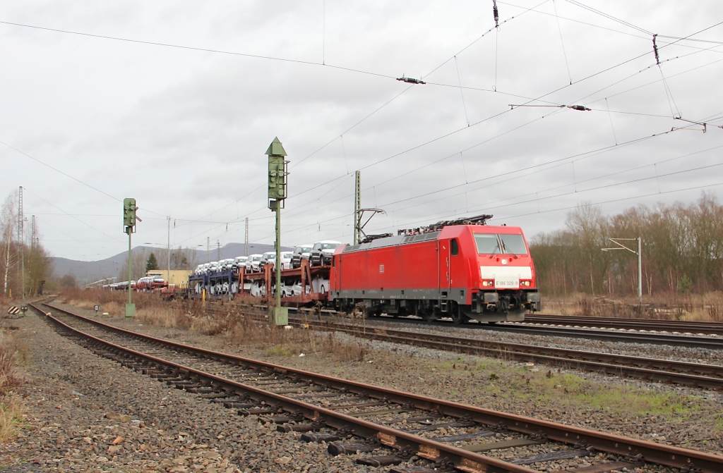 186 329-9 mit gemischtem Gz in Fahrtrichtung Sden. Aufgenommen am 31.01.2013 in Eschwege West.