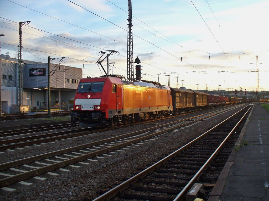 186 329-9 zieht einen gemischten Gterzug am 09.09.2011 durch Kaiserslautern

