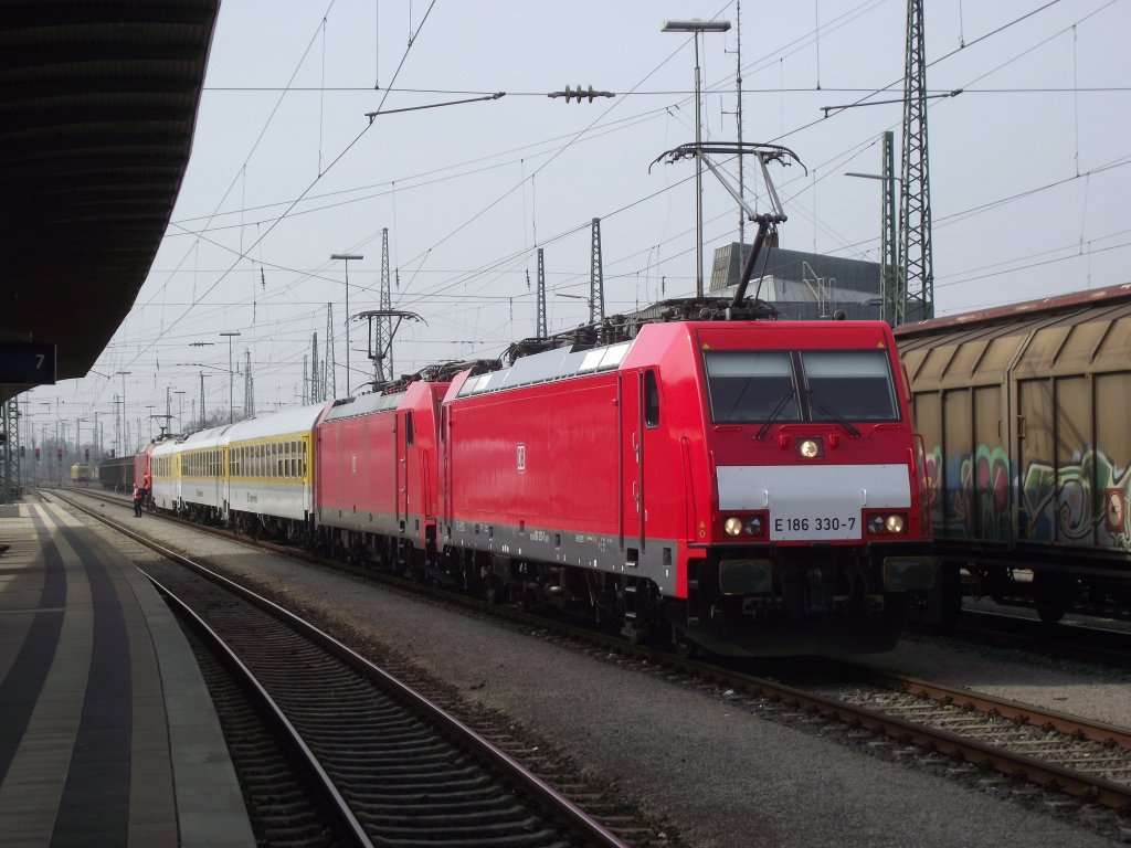 186 330-7 und 186 335-6 stehen am 27. Mrz 2012 mit drei Messwagen sowie der 145 080-8 im Bahnhof Lichtenfels und warten auf die Ausfahrt Richtung Kronach.