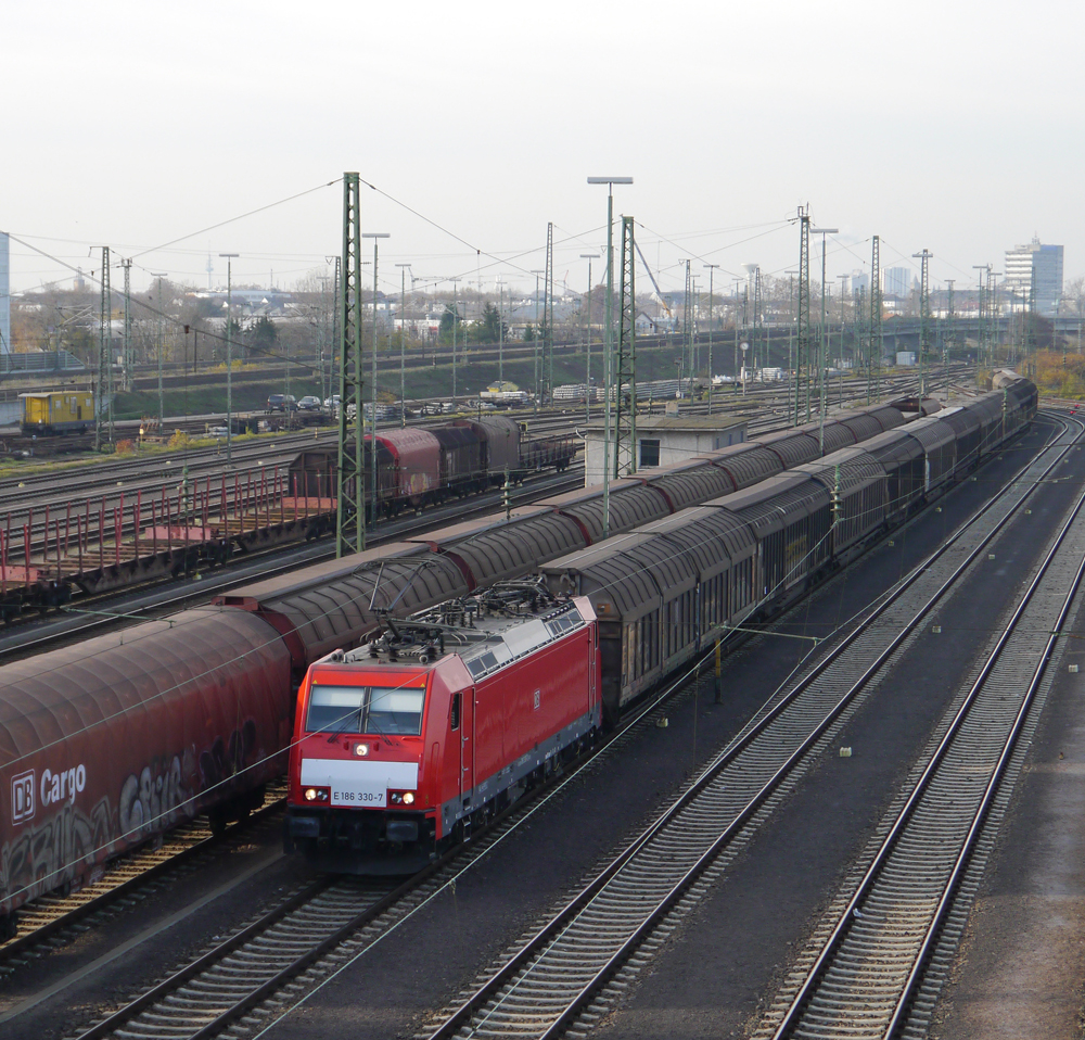 186 330-7 ist mit 13 Schiebewandwagen in ihrem Heimat-Gterbahnhof Mannheim angekommen. (21.11.2012)