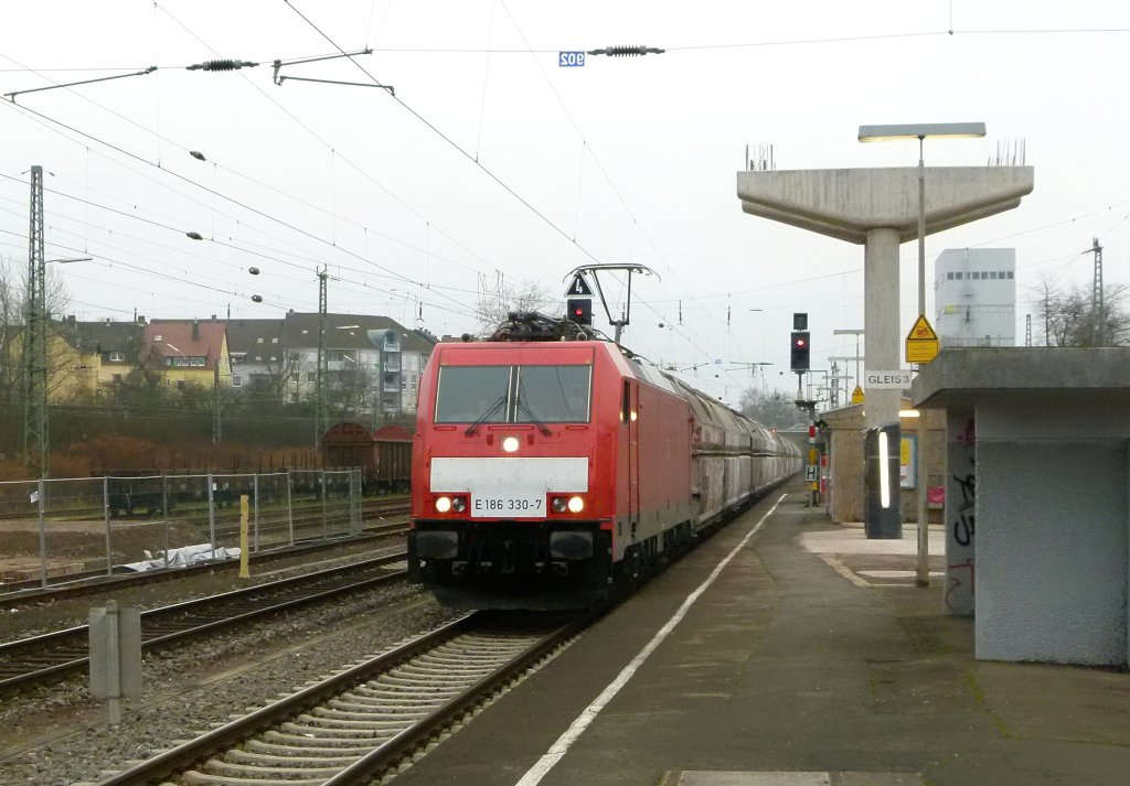 186 330-7 zieht am 28.12.2011 einen Kalkzug durch Saarbr�cken Burbach
