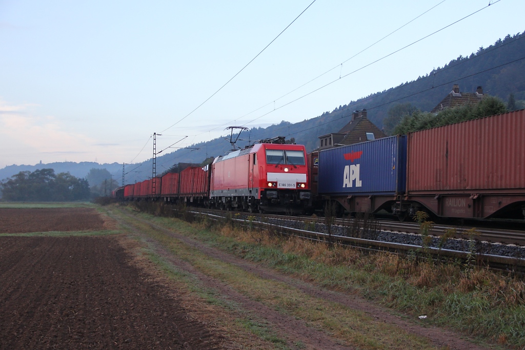 186 331-5 mit gemischtem Gz in Fahrtrichtung Norden. Aufgenommen am 29.09.2012 in Ludwigsau-Friedlos.