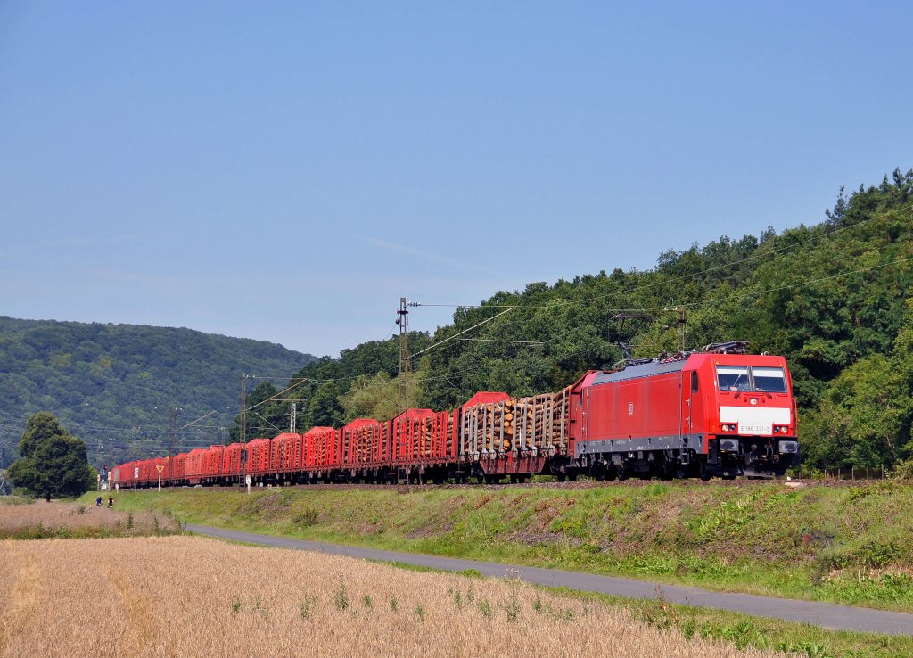 186 331 ist mit einem Holzzug im Maintal in Richtung Wrzburg unterwegs.Aufnahme entstand bei Gambach am 24.7.2012