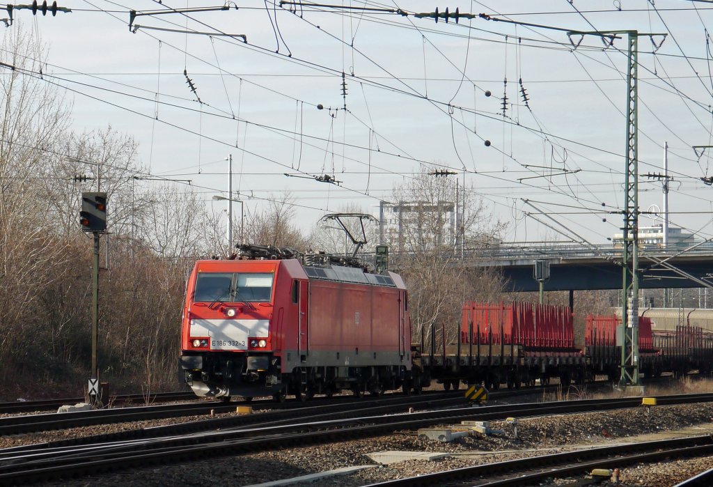 186 332 fhrt mit einem gemischten Gterzug ber den Mannheimer Hbf in den Rangierbahnhof. (21.02.12)