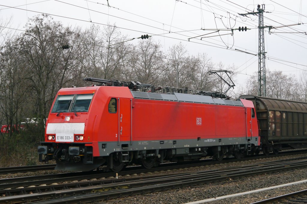 186 333 Durchfahrt bei Mannheim Hbf. (23.02.12)