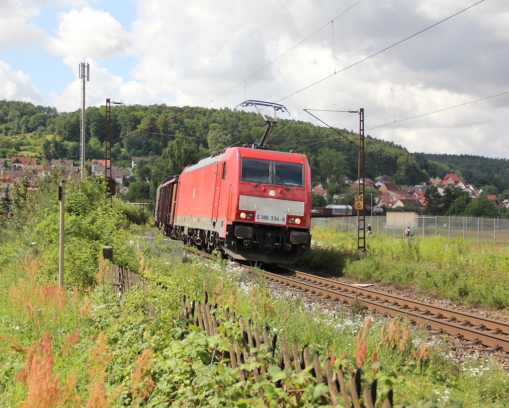 186 334-9 legt sich mit ihrem gemischtem Gterzug in Fahrtrichtung Norden in Wernfeld in die  Kurve . Aufgenommen am 10.07.2012.