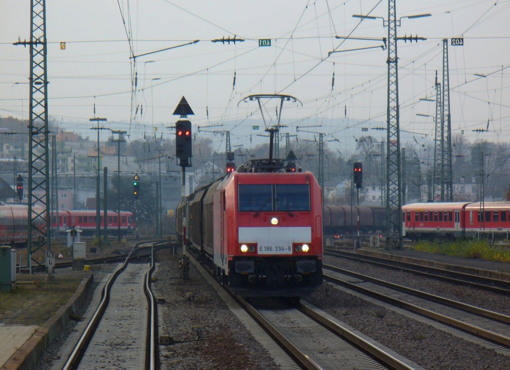186 334-9 zieht einen gemischten Gterug am 17.11.2011 durch Kaiserslautern
