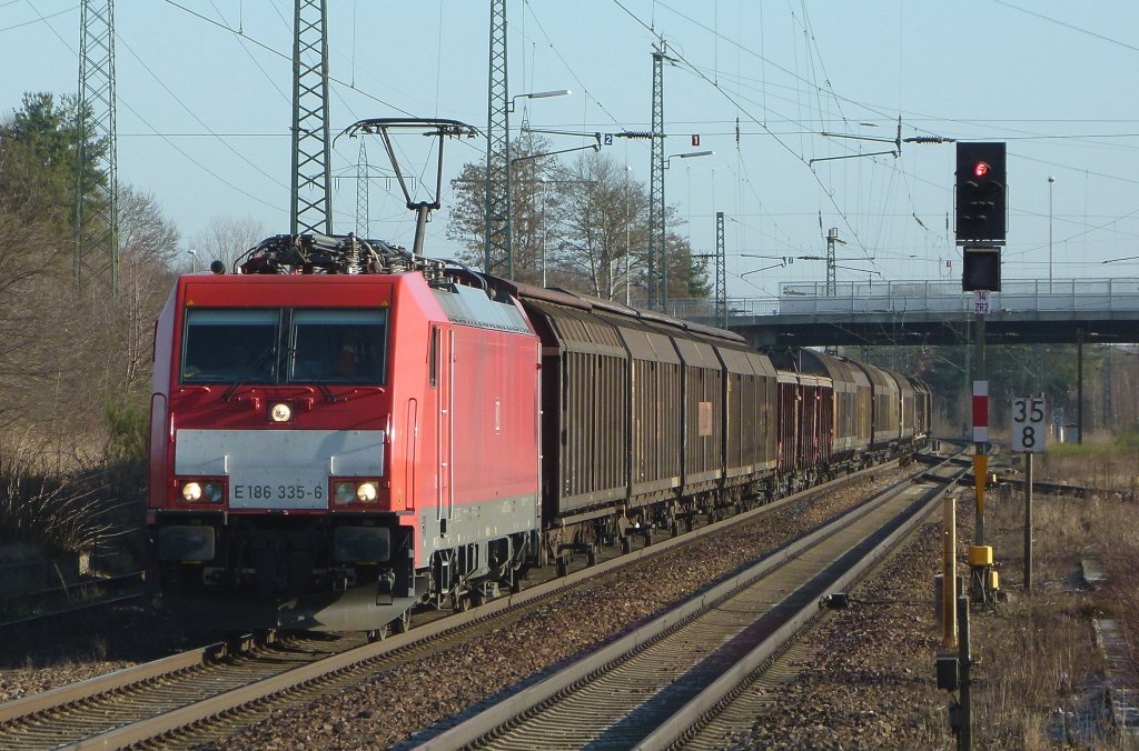 186 335-6 zieht am 14.01.2012 einen gemischten G�terzug durch Einsiedlerhof