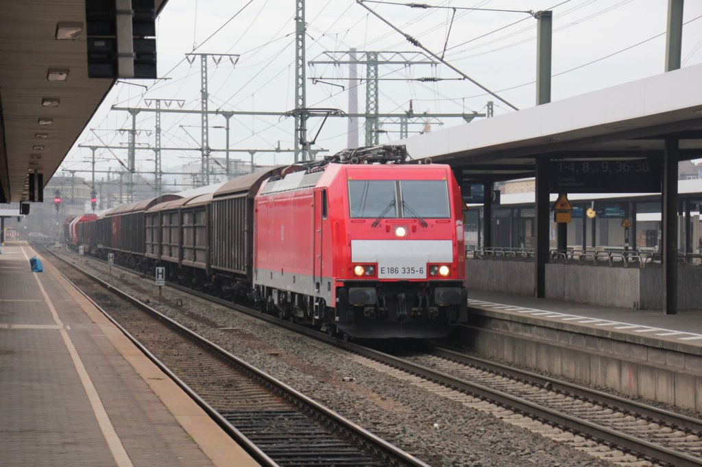 186 335 wartet mit einen gemischten Gterzug am Haken auf die Weiterfahrt.Fulda 10.11.2012.