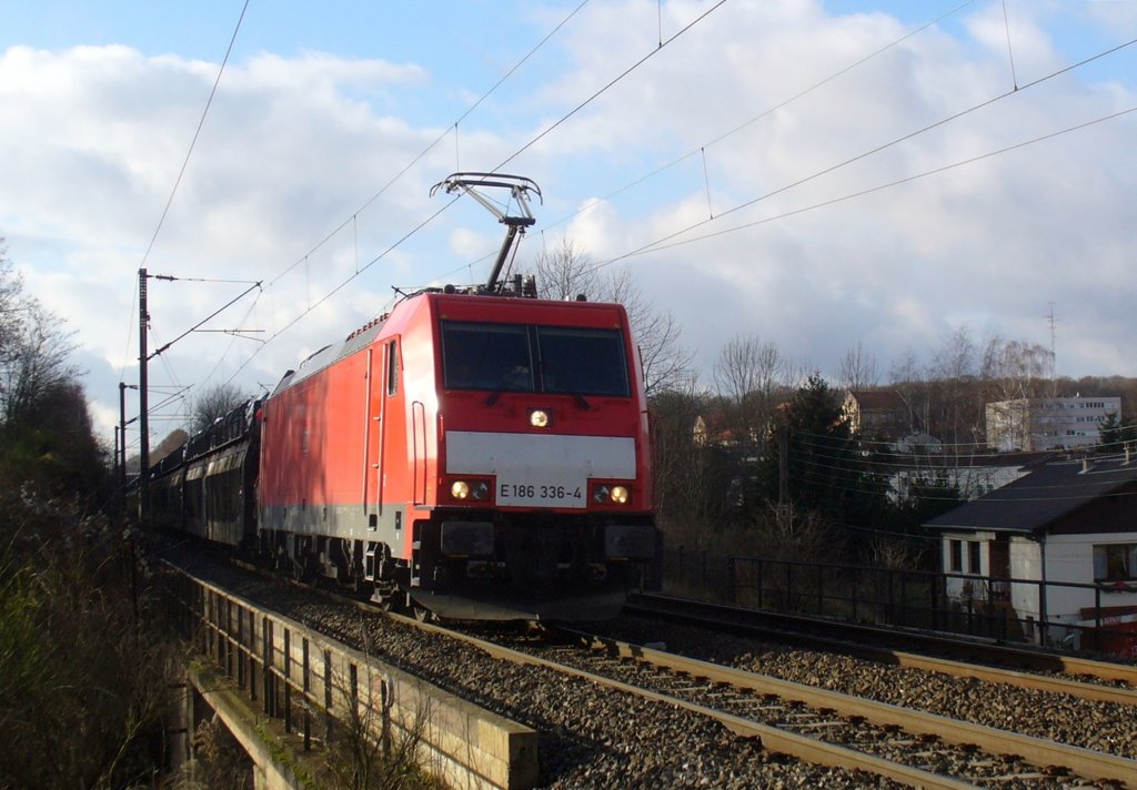 186 336-4 zieht einen Autozug am 17.12.2011 durch das franzsischen Stiring-Wendel