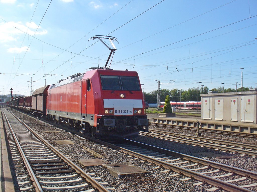 186 336-4 zieht einen gemischten Gterzug am 06.10.2011 durch Kaiserslautern