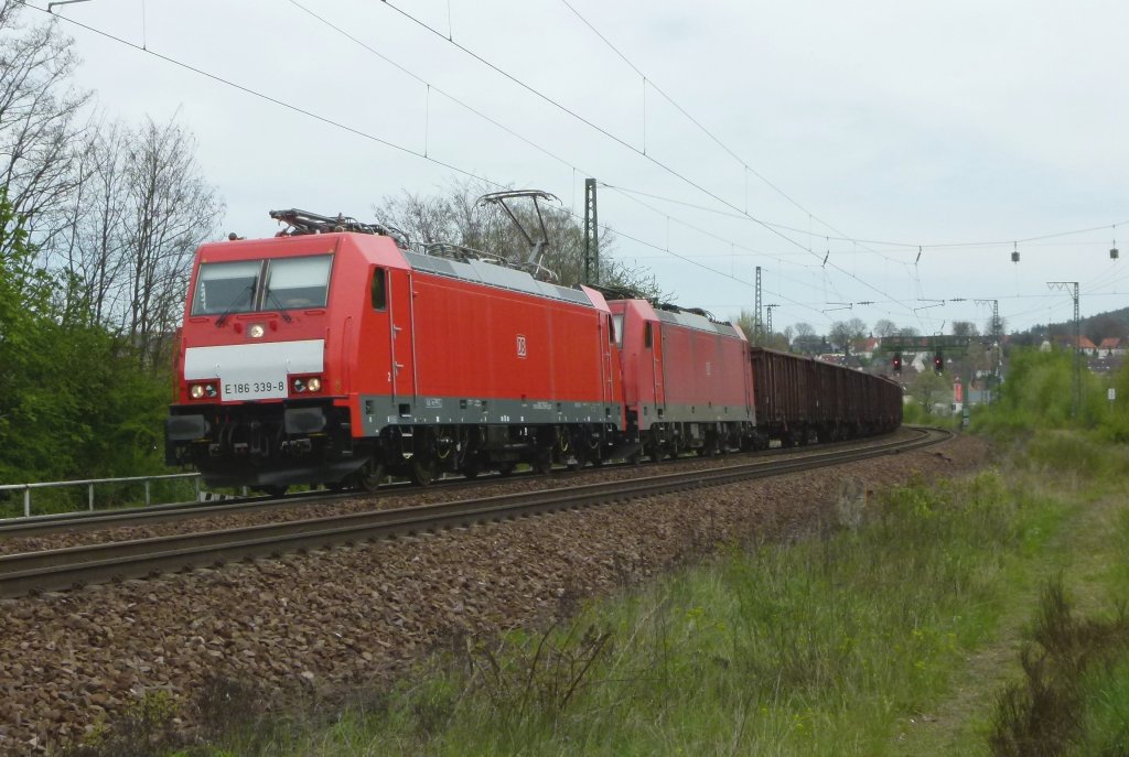 186 339-8 mit 186 324-8 im schlepp ist mit einem gemischten G�terzug am 30.04.2012 bei Kaiserslautern Pfaffwerk